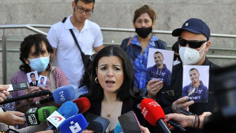 Los familiares de los fallecidos del Villa de Pitanxo leyeron un manifiesto frente a la puerta de la Delegación del Gobierno