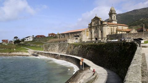 El monasterio de Oia est� junto al mar.