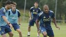 Los nuevos jugadores del Real Oviedo, Salomn Rondn (c) y Alberto Reina (i), durante un rondo en el primer entrenamiento del equipo en Primera Divisin tras 24 aos