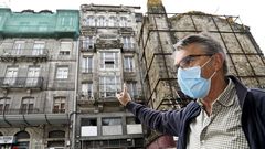 El presidente de la fundaci�n propietaria, delante del edificio okupado