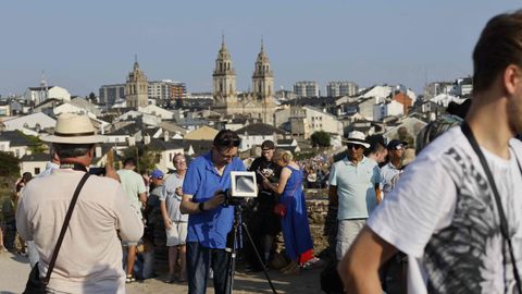 Ambiente en la muralla de Lugo durante el eclipse.