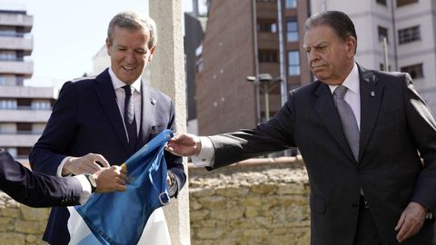 El presidente de la Xunta de Galicia, Alfonso Rueda (i), y el alcalde de Oviedo, Alfredo Canteli (d), inauguran en el Palacio de Villa Magdalena una cruz gallega donada por la Asociaci�n D�a de Galicia en Asturias