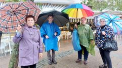 Tres mujeres y un var�n sevillanos, de la localidad de Brenes, que este mi�rcoles visitaban Pontevedra y que est�n perplejos con la sucesi�n de borrascas.