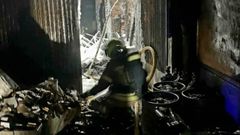 La intervenci�n de SPEIS Nar�n en el almac�n anexo al antiguo local de A Trasanquesa, en el lugar do Trece.