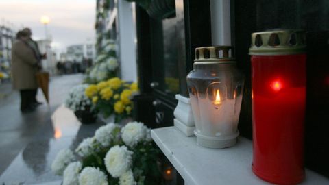 Flores y velas en un cementerio de A Mari�a, en imagen de archivo