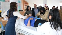 Bel�n do Campo, junto con el alcalde, Jos� Manuel L�pez, con alumnas y alumnos del curso de atenci�n sociosanitaria en A Laracha.