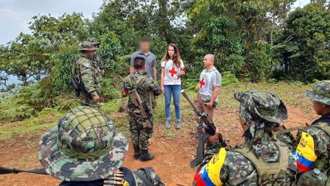 Julia S�nchez dialogando con guerrillas sobre el terreno.
