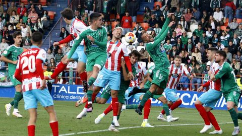 Kevin Presa trata de rematar rodeado de rivales en el derbi ante el Racing en el &Aacute;ngel Carro.