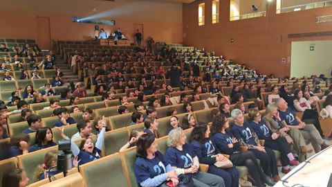 Case medio milleiro de escolares, este xoves no Carballi�o, na festa de peche do programa �21 d�as co galego�