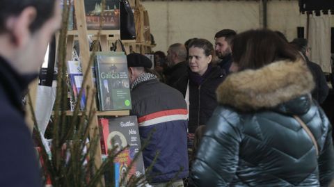 Pblico en los puestos del mercado de Petiscos de Nadal, que organizaron por segundo ao consecutivo los comerciantes de Taboada