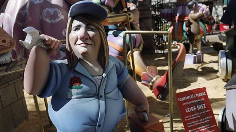 Un ninot que representa a la exmilitante socialista Leire D�ez como fontanera, en las fallas de Valencia. 