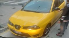 Personas pidi�ndole al conductor que se apartara para dejar pasar al bus