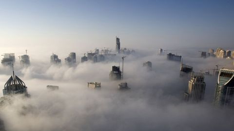 Vista de la Marina de Dubai, cubierta por nubes.