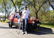 Luis Bande junto al coche que han acondicionado en solo tres meses. 
