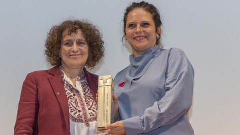 La alcaldesa, Goretti Sanmartn, entreg el premio a Jaione Camborda