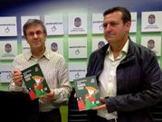 Jaime Iglesias (izq.) present� el libro junto a Luis Bar�.