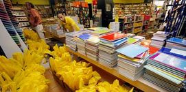 Los cheques no dan acceso este a�o al material escolar. 
