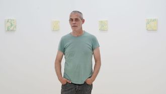 Manuel Mostoy frente a su obra