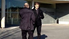 El padre y el hermano de Tomas Velicky, en el exterior del tanatorio.