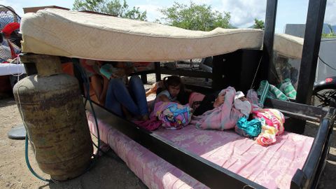 La Policía colombiana ha ayudado a los vecinos a cargar sus pertenencias por el río Táchira desde Venezuela.