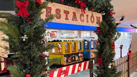 El tren de la Navidad ya funciona en el centro comercial El Rosal.