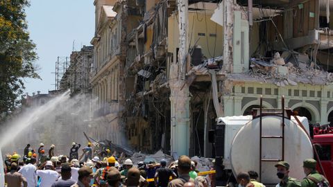 Rescatistas y bomberos trabajan en el lugar luego de que una explosin destruyera el Hotel Saratoga, en La Habana.