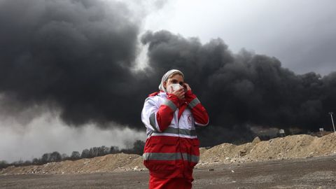 Columna de humo negro provocada por el ataque este fin de semana a la refiner&iacute;a de Shahran, en Teher&aacute;n