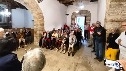 Los visitantes en la iglesia de la parroquia monfortina de Rozavales