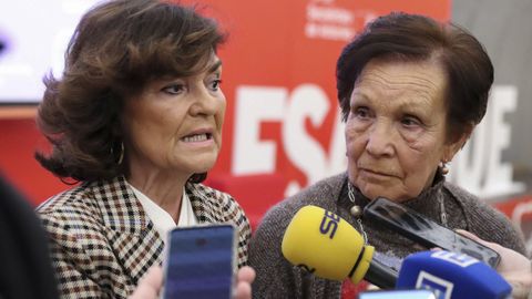 La diputada y exvicepresidenta primera del Gobierno Carmen Calvo (i) junto a junto a la tambin premiada Loln Alas (d) tras recibir este viernes en Oviedo el premio Pura Toms que concede anualmente el PSOE de Oviedo