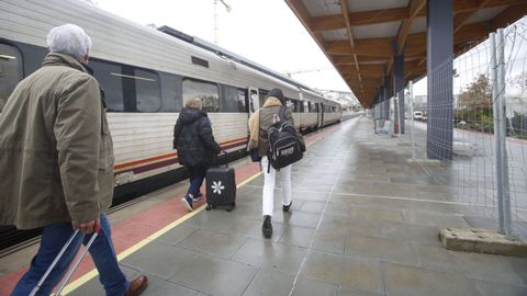 Unos viajeros de Lugo subindose este martes al media distancia de las 14.41 con destino de Ourense y luego enlazar con el AVE a Madrid