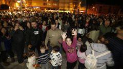 Burela, en la imagen durante el encendido del alumbrado de Navidad, gana poblacin