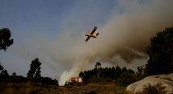 Dos aviones participaron en la extinci�n del incendio en Fe�ns.