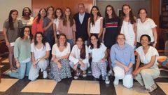El grupo del colegio mayor Bonaigua, el jueves, antes de partir a Costa de Marfil. Arriba, a la derecha, la coordinadora fallecida, Teresa Cardona