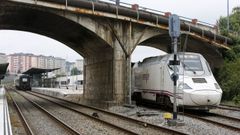 Alvia saliendo de la estaci�n de Lugo con destino a Madrid