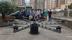 Los alumnos y profesores del ciclo de Eficiencia Enerx�tica junto al prototipo del dron apoyado en una base