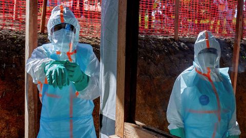 Un grupo de trabajadores viste el traje de protecci&oacute;n especial