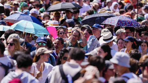 Grupos de fieles empiezan a llegar a la plaza de Lima de Madrid donde el papa Le�n XIV realizara una vigilia de oraci�n con los j�venes este s�bado.