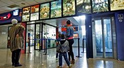 Una decena de personas fueron ayer los espectadores de la primera sesi�n de los cines.