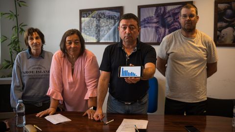 El patr&oacute;n  mayor, Enrique Maceiras, muestra una gr&aacute;fica con la ca&iacute;da de la producci&oacute;n acompa&ntilde;ado de Mar&iacute;a Fern&aacute;ndez, Rosa Mill&aacute;n y Manuel  Penedo