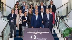 Baltar, con representantes de los ayuntamientos que firmaron el convenio.