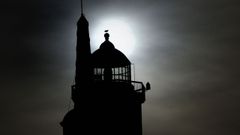 Imagen del sol tras la torre de H�rcules el pasado mes de abril. 