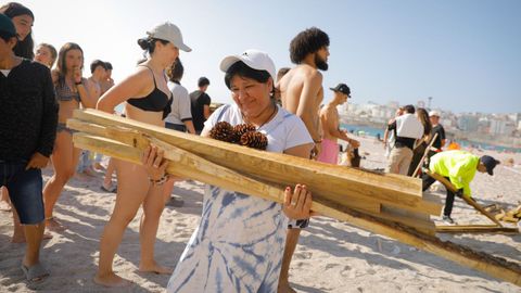 Colas para coger la madera en Riazor y el Orzn