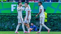 Baena, Pedri y Lamine Yamala celebrando el gol de Espa�a contra Uruguay