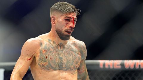 Ilia Topuria, con la cara totalmente ensangrentada durante el combate con Justin Gaethje.