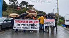 Protesta de los vecinos de Suevos por el peligro del paso de camiones por el ncleo