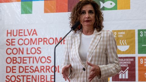 La portavoz del Gobierno, Mar�a Jes�s Montero, este jueves, durante una comparecencia en Huelva.