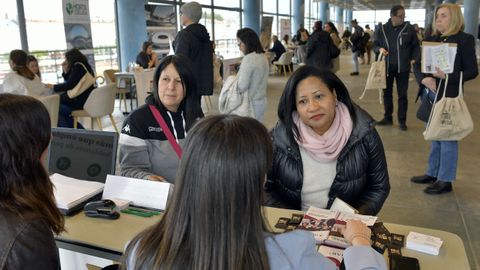 Asistentes a la feria de empleo para mayores de 45 aos organizada por la Cmara de Comercio de A Corua