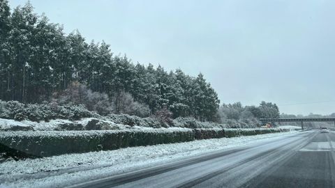 En la A-6 a su paso por Guitiriz cay� una ligera nevada a primeras horas de la tarde de este domingo
