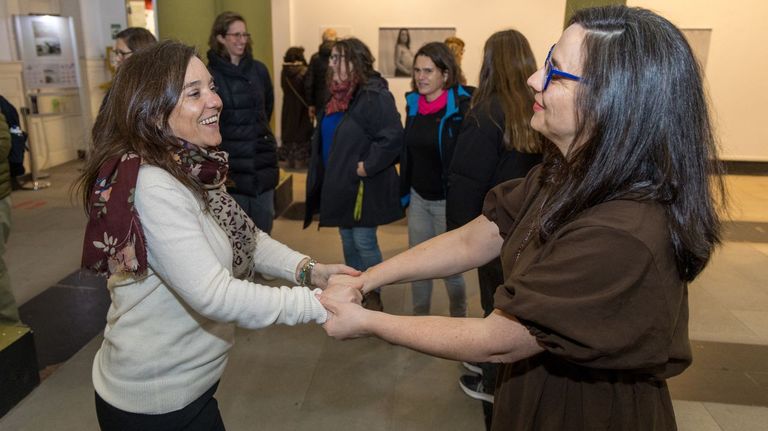 La alcaldesa, In�s Rey, y la fot�grafa, Diana Fajardo, en la inauguraci�n de la exposici�n