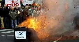 Los trabajadores del naval viajaron ayer hasta Santiago para hacer o�r sus exigencias ante el Parlamento gallego.